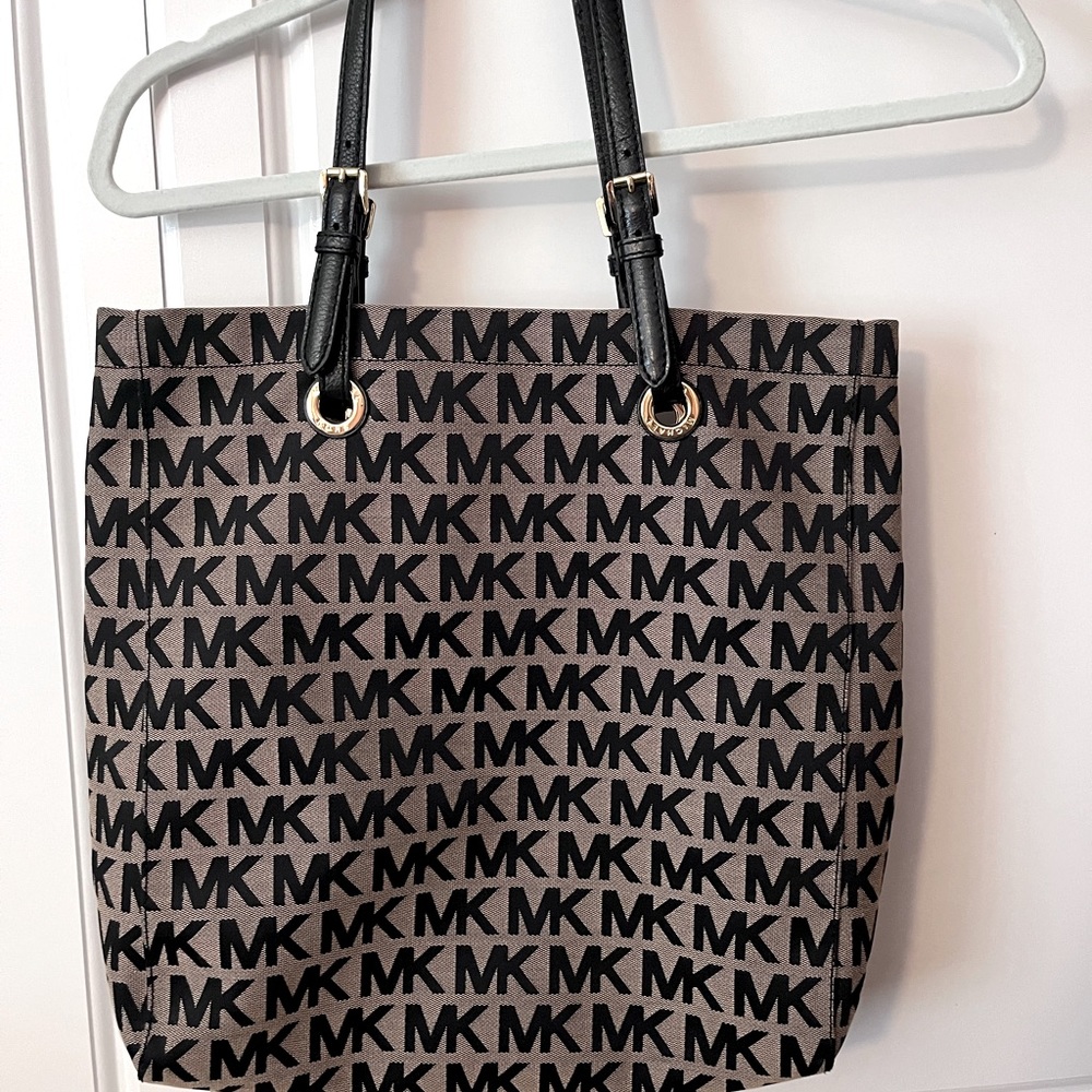 Women’s Michael Kors Brown Large Canvas Tote Bag Pre-owned EUC gold Hardware